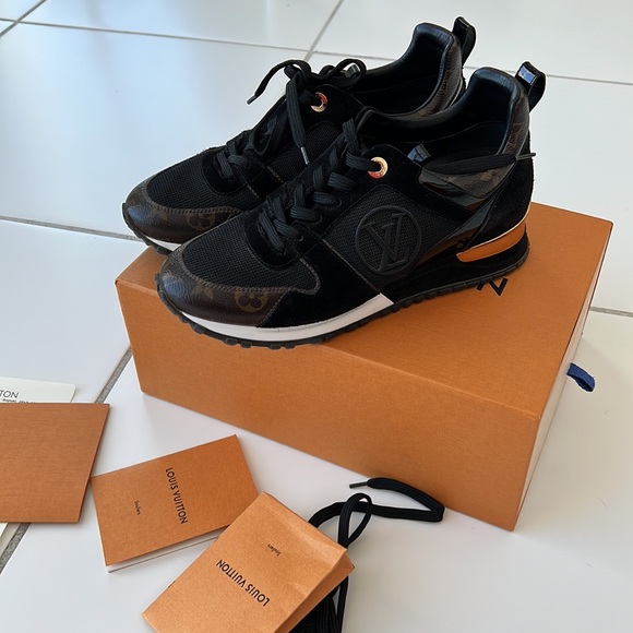 Louis Vuitton RUN AWAY SNEAKER size 39 and 8 USA - Picture 8 of 11